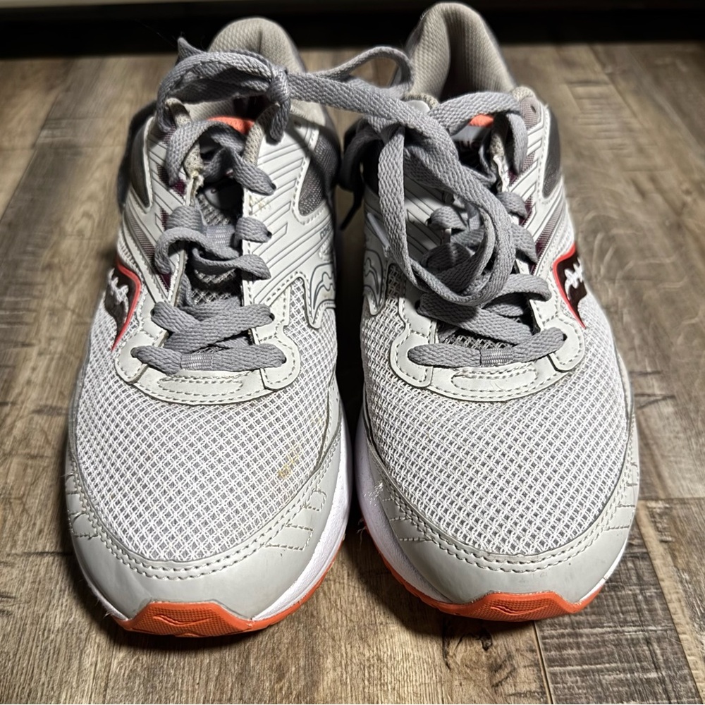 Saucony Women's Cohesion 15 Running Shoe FOG/CORAL GRIS CLAIR Size 8